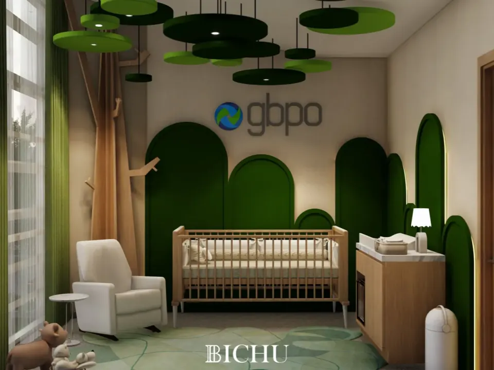 Cuna de madera clara bajo el logotipo de GBPO, entre arcos verdes, con sillón blanco y cambiador a la derecha